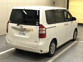 TOYOTA NOAH 2010