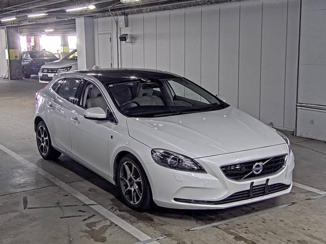 VOLVO V40 2015