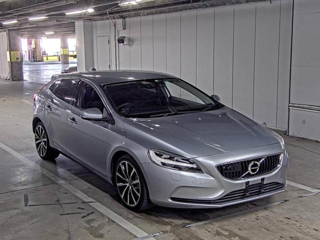 VOLVO V40 2018