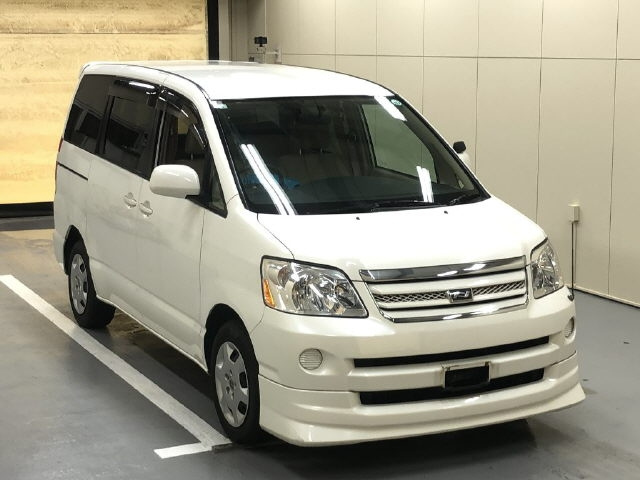 TOYOTA NOAH 2005