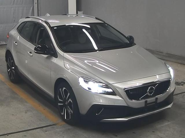 VOLVO V40 2020