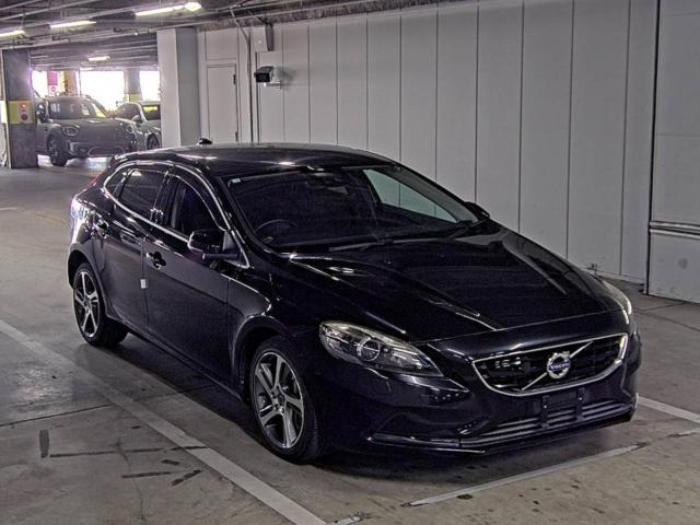 VOLVO V40 2016