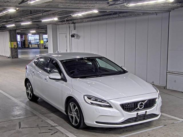 VOLVO V40 2016