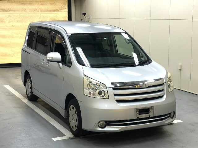 TOYOTA NOAH 2008
