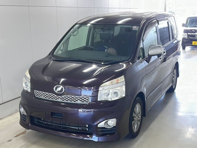 TOYOTA VOXY 2013