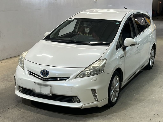 TOYOTA PRIUS ALPHA 2013