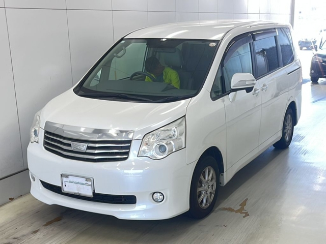 TOYOTA NOAH 2011