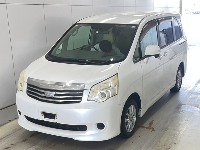 TOYOTA NOAH 2010