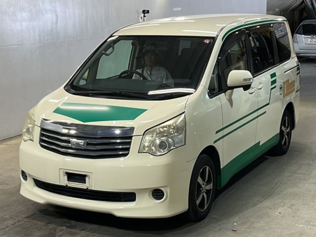 TOYOTA NOAH 2010