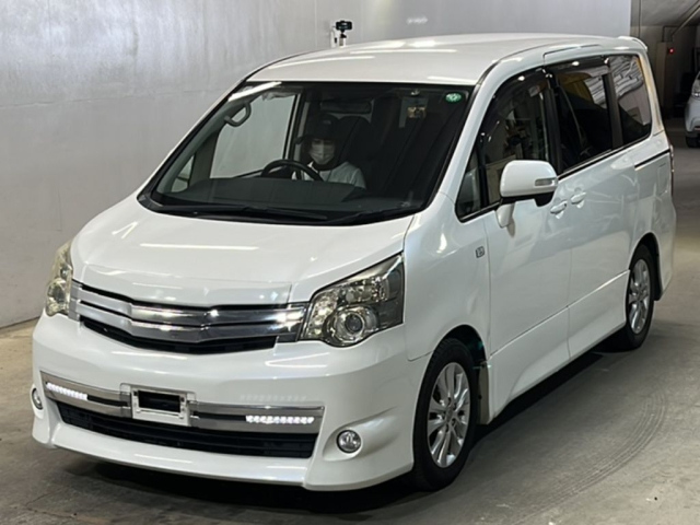 TOYOTA NOAH 2011
