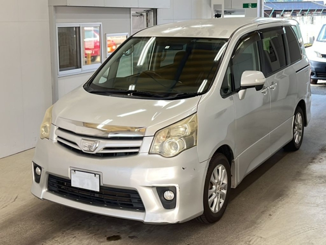 TOYOTA NOAH 2010