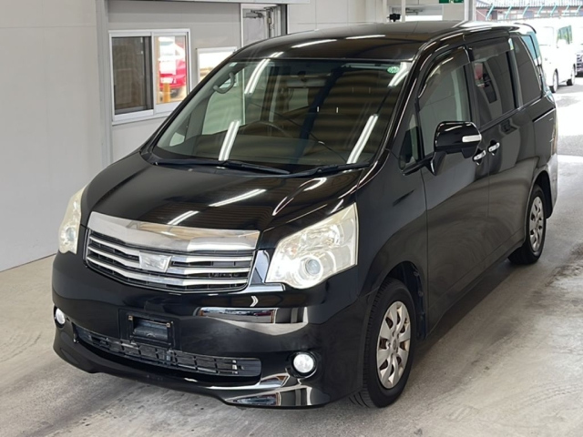 TOYOTA NOAH 2013