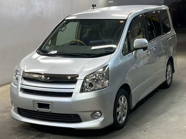 TOYOTA NOAH 2009
