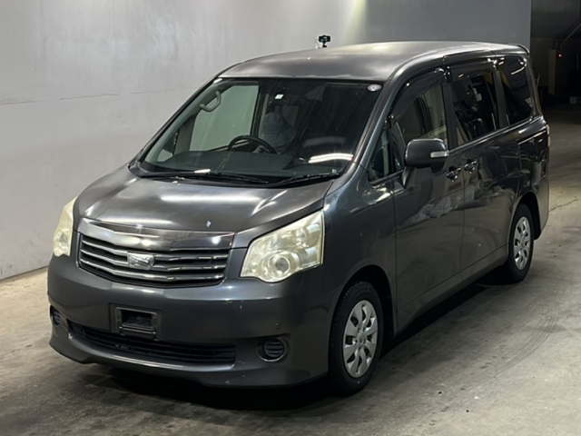 TOYOTA NOAH 2010