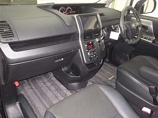 TOYOTA VOXY 2013