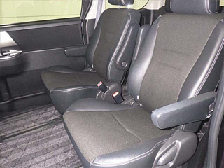 TOYOTA VOXY 2013