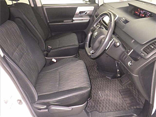 TOYOTA VOXY 2012