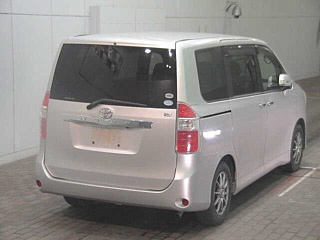 TOYOTA NOAH 2010