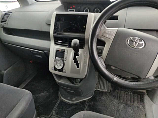 TOYOTA NOAH 2010