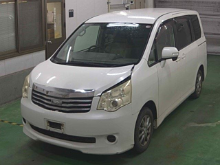 TOYOTA NOAH 2010