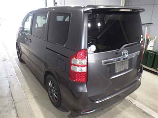 TOYOTA NOAH 2010