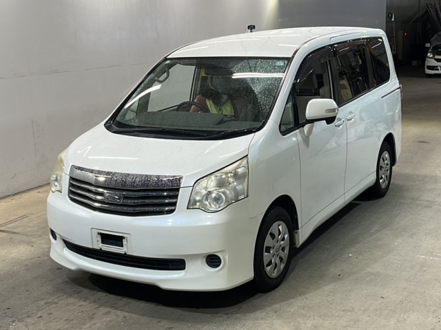 TOYOTA NOAH 2010