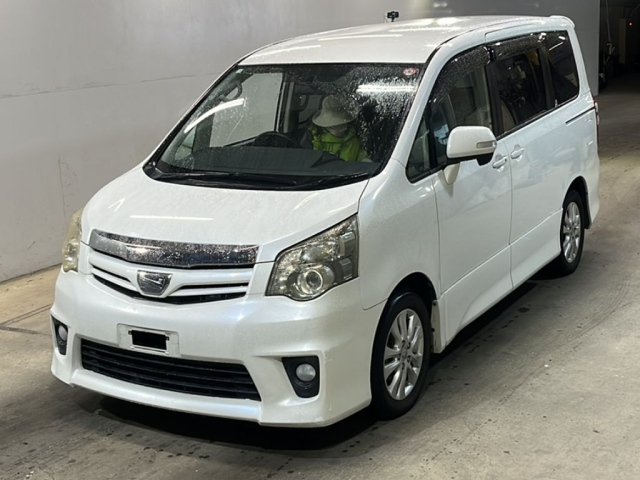 TOYOTA NOAH 2010