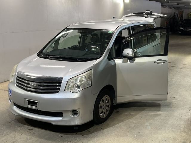TOYOTA NOAH 2011