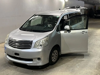 TOYOTA NOAH 2011
