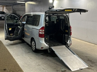 TOYOTA NOAH 2011