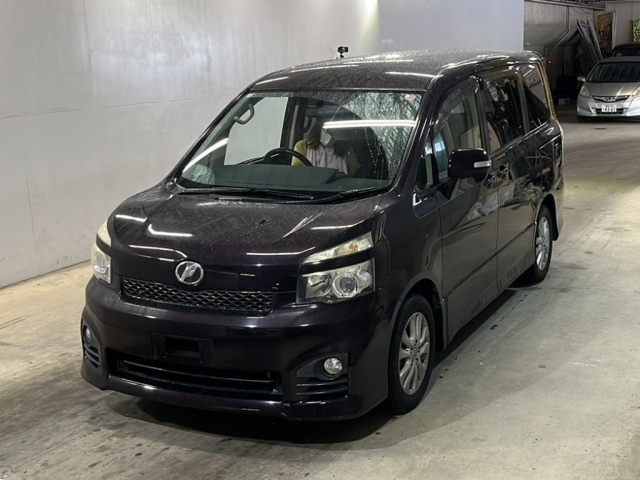 TOYOTA VOXY 2010
