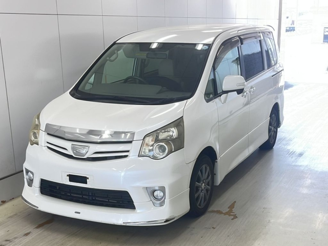 TOYOTA NOAH 2011