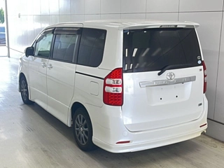 TOYOTA NOAH 2011