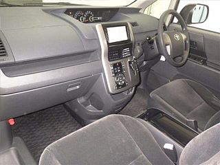 TOYOTA VOXY 2010