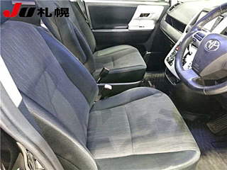 TOYOTA VOXY 2010