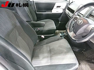 TOYOTA NOAH 2010