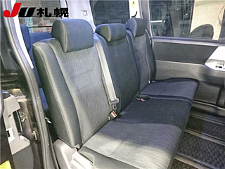 TOYOTA VOXY 2010