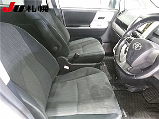 TOYOTA VOXY 2010