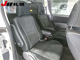 TOYOTA VOXY 2010