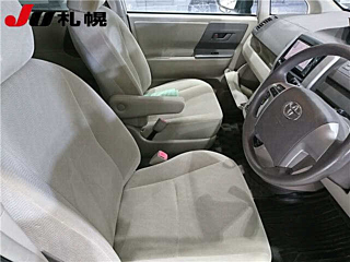 TOYOTA NOAH 2010