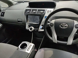 TOYOTA PRIUS ALPHA 2011