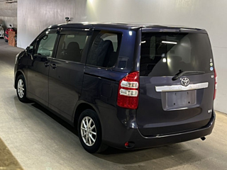 TOYOTA NOAH 2010