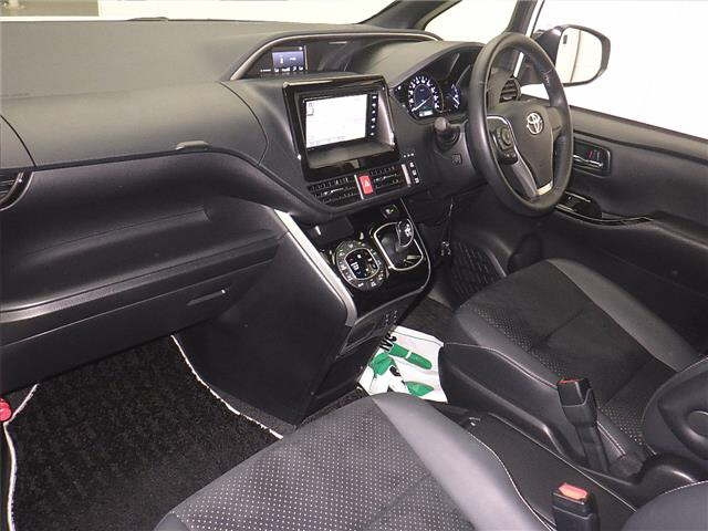 TOYOTA VOXY 2021