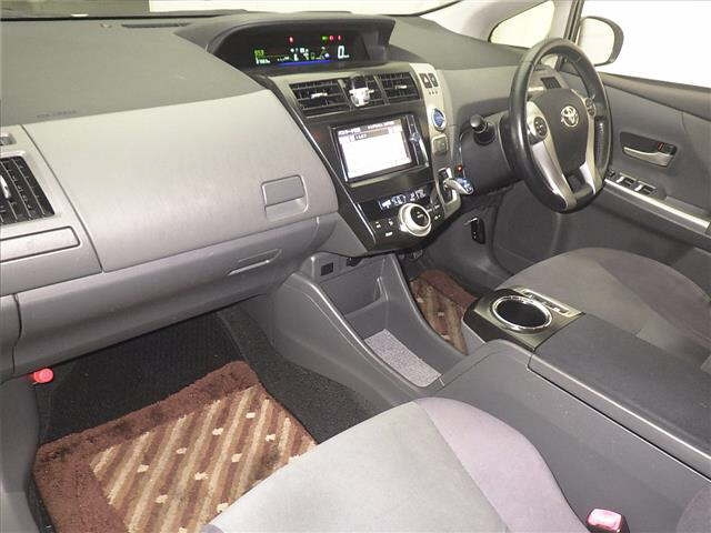 TOYOTA PRIUS ALPHA 2012