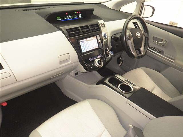 TOYOTA PRIUS ALPHA 2011