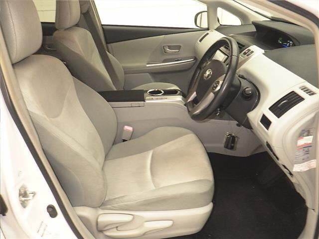 TOYOTA PRIUS ALPHA 2011