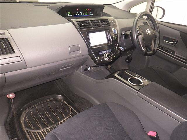 TOYOTA PRIUS ALPHA 2013