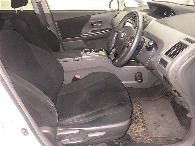 TOYOTA PRIUS ALPHA 2013
