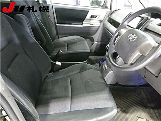 TOYOTA VOXY 2009
