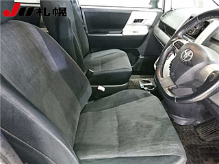 TOYOTA NOAH 2011
